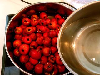 4、山楂糕,把去籽的山楂放入锅中,加入冷水