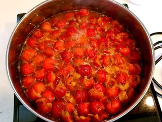 6、山楂糕,大火烧开后温火慢煮,煮15分钟左右