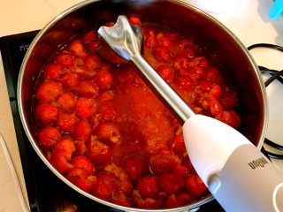 7、山楂糕,用料理棒把山楂打成泥