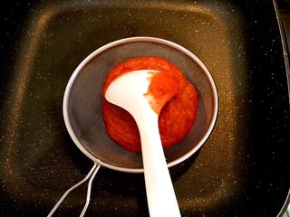 9、山楂糕,把山楂泥过筛