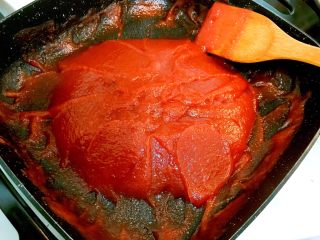 13、山楂糕,一直炒到山楂泥非常粘稠,堆在一起不在散开就可以了