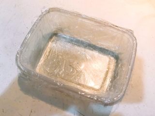 14、山楂糕,取一个保鲜盒,里面放上保鲜膜