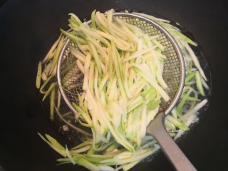 4、小番茄生瓜捞,生瓜焯水1分钟，捞出