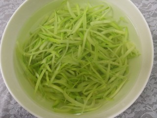 5、小番茄生瓜捞,捞出的生瓜丝，放凉白开中，过凉，备用