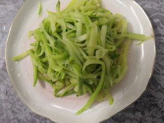 10、小番茄生瓜捞,生瓜丝，挤干水份，备用