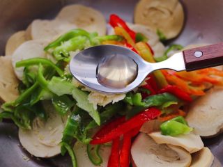 9、豆腐卷凉拌三椒,这个时候加入米醋。