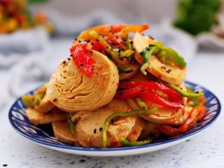 14、豆腐卷凉拌三椒,酸辣清爽的豆腐卷，凉拌三椒就做好了，撒上少许黑芝麻香极了。