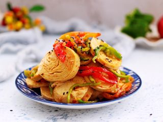 15、豆腐卷凉拌三椒,一人吃一盘不够吃哟。