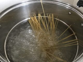 1、家常版拿波里意面,开锅，水滚后加入意面