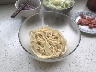 2、家常版拿波里意面,煮熟后 捞出备用