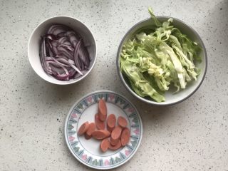 3、家常版拿波里意面,切菜