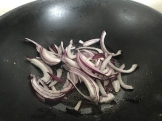 5、家常版拿波里意面,先煸炒洋葱