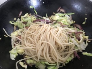 9、家常版拿波里意面,加入煮好意面