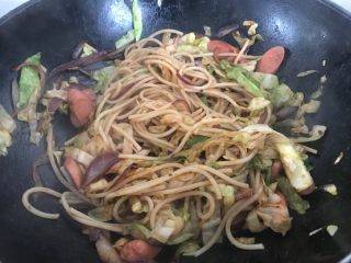 11、家常版拿波里意面,翻炒均匀即可出锅