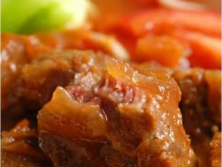 4、牛肉炖柿子,倒入西红柿，先开大火，开锅转小火，炖制西红柿完完全全的溶解在肉汁内，可以根据自己喜好，收汁或者留多点汁