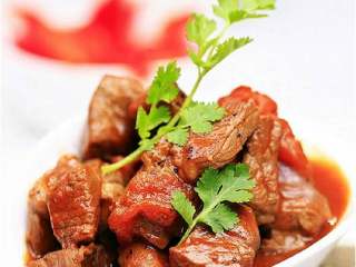 5、牛肉炖柿子,撒上香菜。