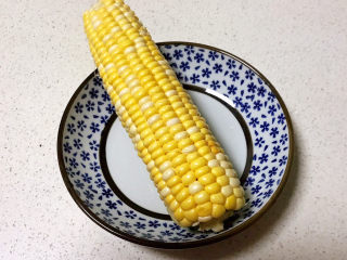 1、玉米猪肉饺,把甜玉米清洗干净