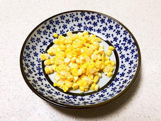2、玉米猪肉饺,玉米剥粒后切碎