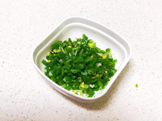 6、玉米猪肉饺,大葱切成末