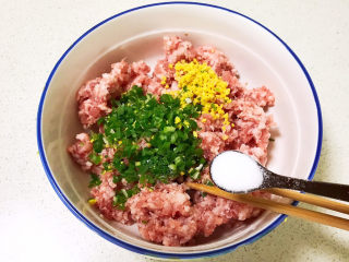 8、玉米猪肉饺,加入鲜藕，姜末和葱末，加入精盐