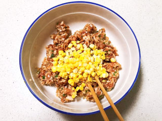 12、玉米猪肉饺,加入玉米丁