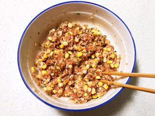 13、玉米猪肉饺,调匀即可，玉米猪肉馅调好了备用