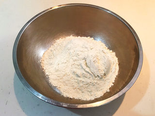 14、玉米猪肉饺,把高筋面粉放入大碗里