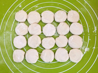 17、玉米猪肉饺,把饧好的面团分成小块，团圆后压扁