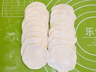18、玉米猪肉饺,擀成饺子皮