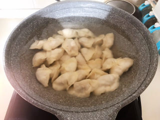 21、玉米猪肉饺,锅里加入冷水烧开后加入玉米猪肉馅水饺