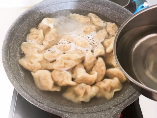 22、玉米猪肉饺,大火烧开后加入70ml冷水