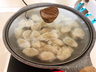 23、玉米猪肉饺,盖上锅盖大火烧开，这些步骤再重复两遍