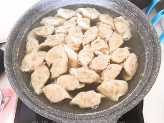 24、玉米猪肉饺,玉米猪肉馅饺子煮熟了~