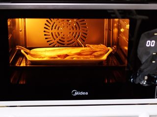 12、鲜美无比的粤式清蒸鲈鱼,蒸烤箱开启清蒸鱼的模式。