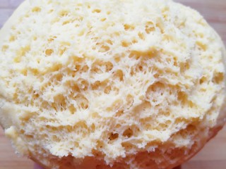 6、玉米粉窝窝头,扒开面团，里面呈细密的蜂窝状，说明面团发酵的很好。