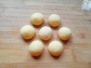 8、玉米粉窝窝头,分成七份，一份大概30g左右。