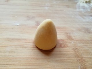 11、玉米粉窝窝头,将窝头竖立整一下形，一个窝头就做好了，依次做完剩下的小剂子。