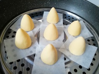 12、玉米粉窝窝头,蒸锅内放水，篦子上铺油纸，放上做好的窝头，二次发酵10分钟左右，凉水上锅，上汽后转中火蒸12分钟，焖3-5分钟出锅。