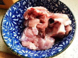 3、虫草花香菇胡萝卜玉米排骨汤(懒人高压锅版),排骨洗净