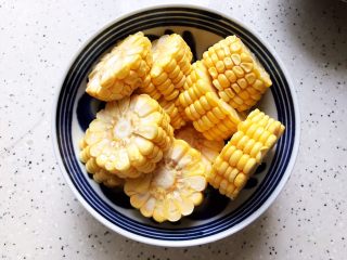 9、虫草花香菇胡萝卜玉米排骨汤(懒人高压锅版),这期间我们来处理其他食材,玉米洗净切成段