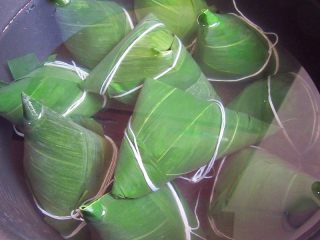 11、花生腊肠粽,锅内放入粽子凉水没过，温馨提醒，煮粽子建议用凉水，别用开水或温水