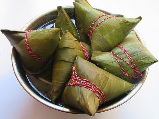 12、花生腊肠粽,煮好后的粽子先在锅里焖2个小时，再取出放入凉水浸泡，或放入冰箱保存