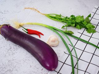 1、凉拌茄子,准备好材料