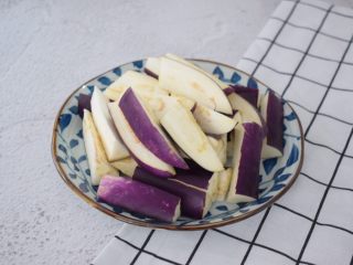 2、凉拌茄子,茄子洗净切成条状