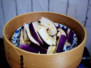 3、凉拌茄子,放入蒸锅，水开后蒸10分钟