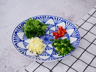 4、凉拌茄子,蒜切末，小米椒斜切圈，葱切葱花，香菜切段备用