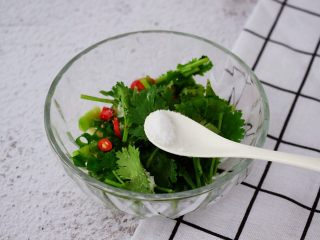 6、凉拌茄子,加入盐