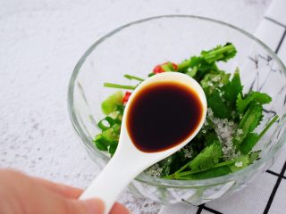 8、凉拌茄子,加入味极鲜酱油