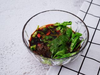 11、凉拌茄子,搅拌均匀备用