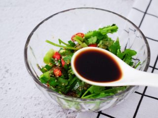 9、凉拌茄子,加入醋